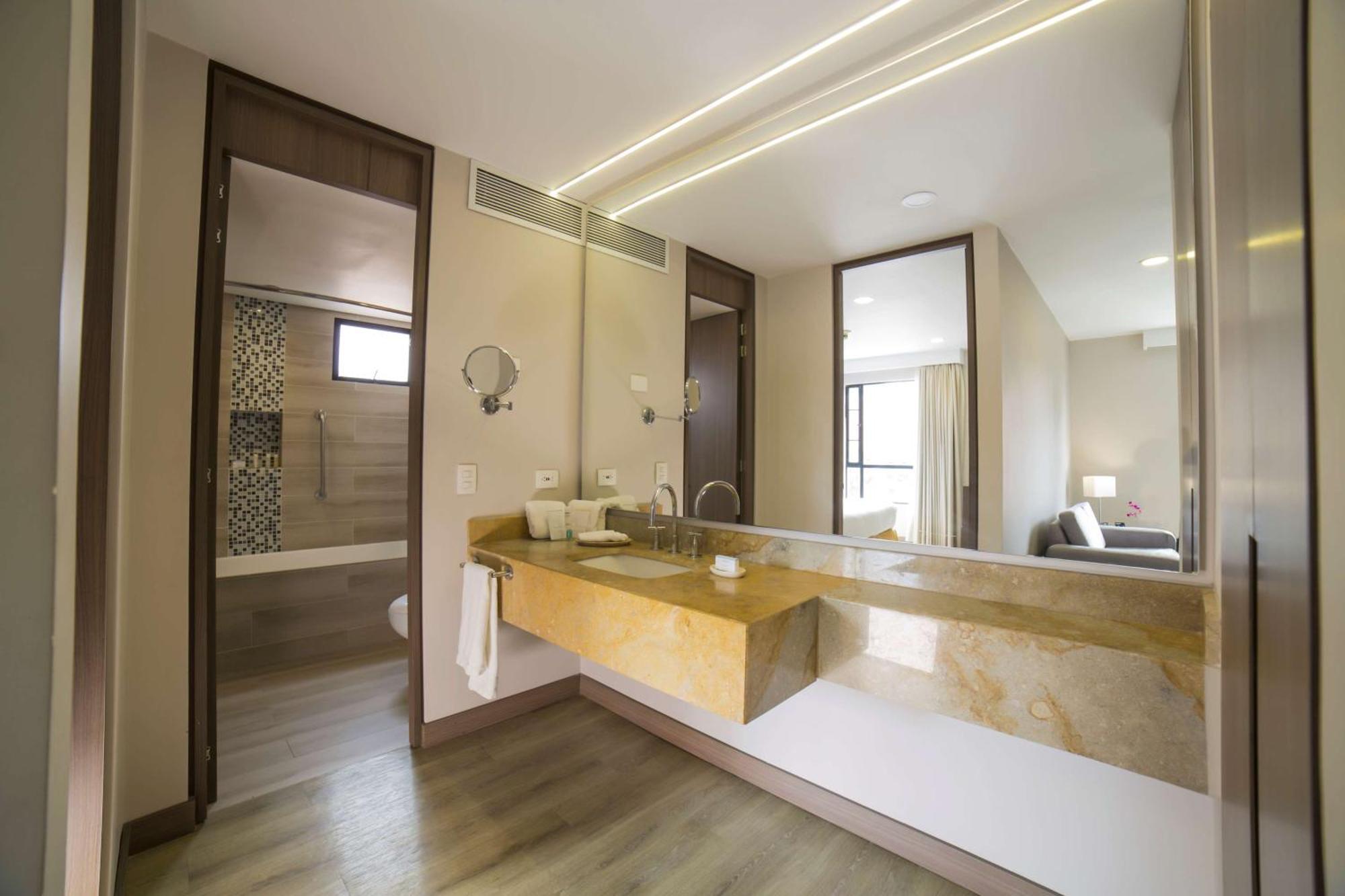 Embassy Suites By Hilton Bogota - Rosales Exterior foto Bathroom